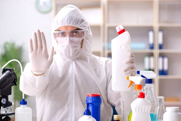 Chemicaliën die de kwaliteit van de badkamerbenodigdheden controleren — Stockfoto