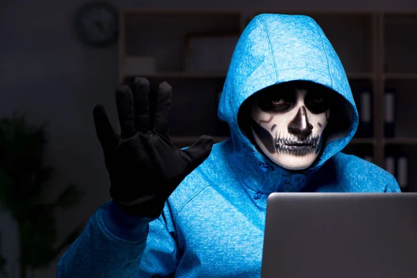 Страшный хакер взламывает брандмауэр безопасности в конце рабочего дня — стоковое фото