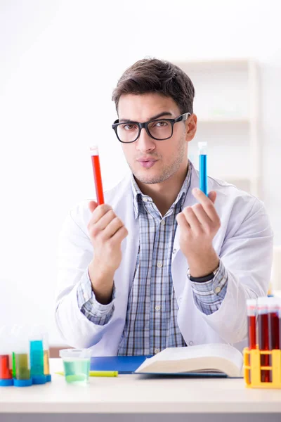 Estudiante de química haciendo experimentos químicos en el aula activi —  Fotos de Stock