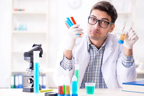 Estudiante de química haciendo experimentos químicos en el aula activi —  Fotos de Stock