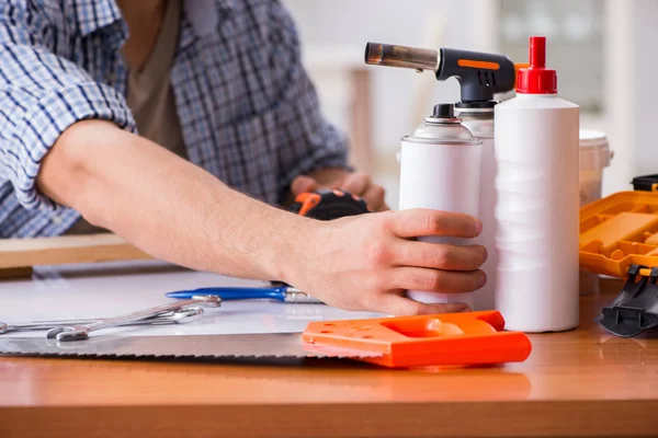 Jeune homme dans le travail du bois concept de passe-temps — Photo