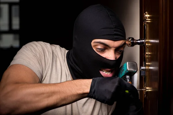 Ladrón con máscara de pasamontañas en la escena del crimen —  Fotos de Stock