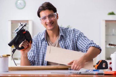 Marangozluk hobisi olan genç bir adam.