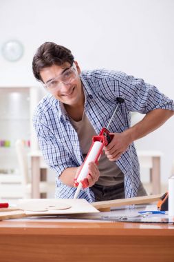 Marangozluk hobisi olan genç bir adam.