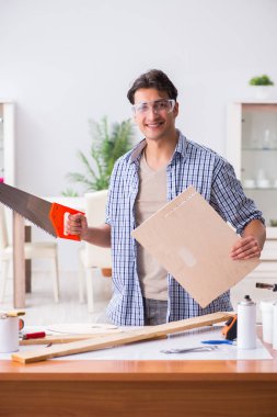 Marangozluk hobisi olan genç bir adam.