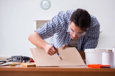 Marangozluk hobisi olan genç bir adam.