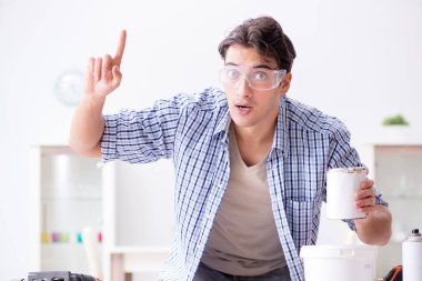 Marangozluk hobisi olan genç bir adam.