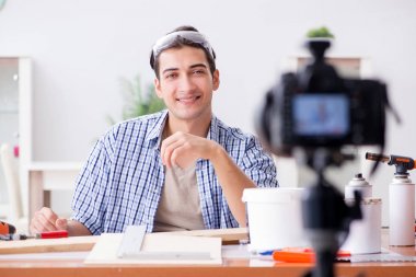 diy blog yazarı kadın işçiliği hobisinin videosunu kaydediyor