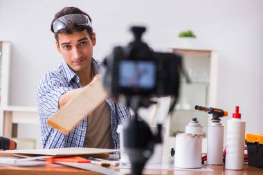 diy blog yazarı kadın işçiliği hobisinin videosunu kaydediyor