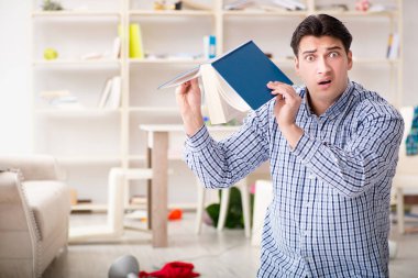 Hırsızlar tarafından soyulduktan sonra evini bulan bir adam.