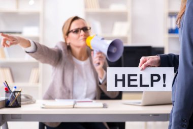 Kızgın patron, kötü performansı yüzünden çalışanı kovuyor.