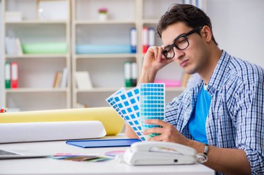 Genç tasarımcı yeni proje üzerinde çalışıyor ve renkleri seçiyor