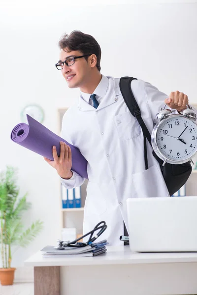 Lekarz idący na siłownię podczas przerwy obiadowej — Zdjęcie stockowe