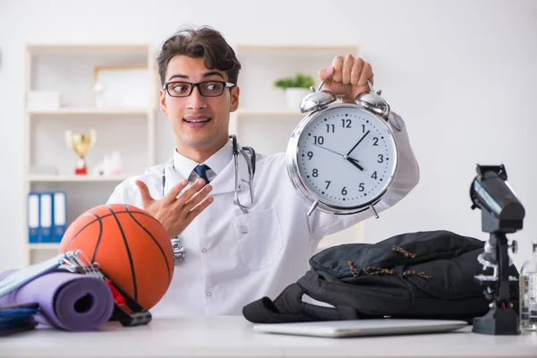 Medico andare allo sport durante la pausa pranzo — Foto Stock