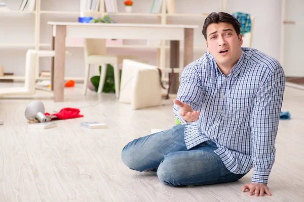 Man found his house after burglary robbed by burglars — Stock Photo, Image