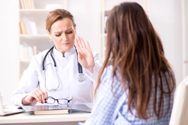 Hamile kadın düzenli kontrol için doktoru ziyaret ediyor. — Stok fotoğraf