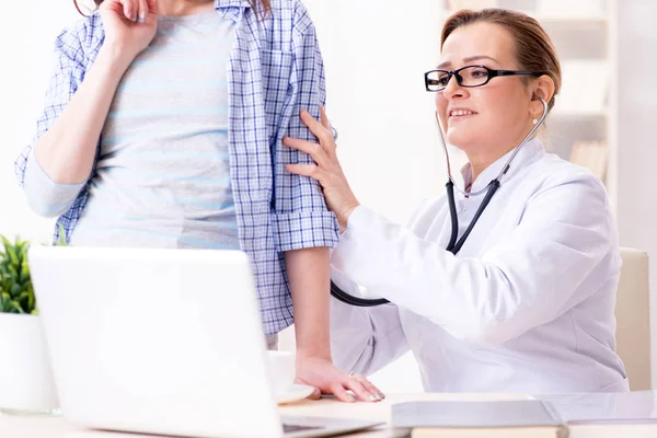 定期的なチェックアップのために医師を訪問女性 — ストック写真