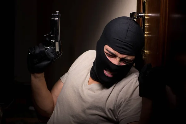 犯罪现场身穿巴拉克拉瓦面罩的窃贼 — 图库照片