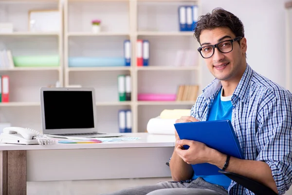 Joven diseñador trabajando en un nuevo proyecto y eligiendo colores —  Fotos de Stock