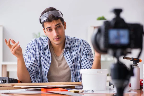 Diy blogger opname video van woorworking hobby — Stockfoto