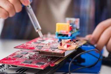 Tecrübeli teknikler tarafından bilgisayar donanımı onarımı ve onarımı