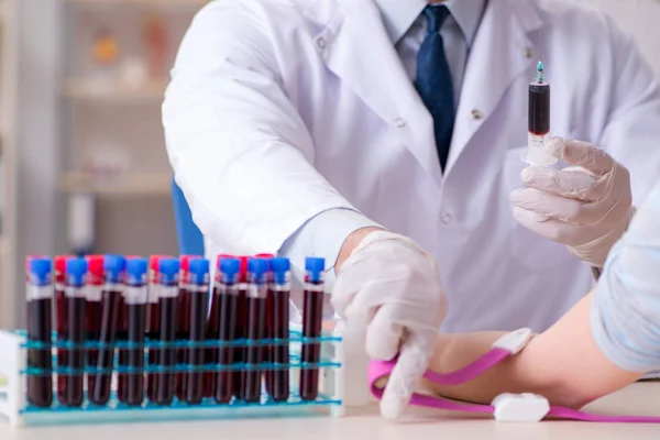 血液検査中の患者分析のために取られたサンプリング手順 — ストック写真