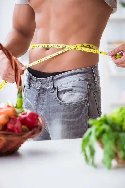 Jongeman in een gezond eet- en dieetconcept — Stockfoto