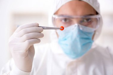 Uyuşturucu sentezi konseptinde laboratuar asistanı