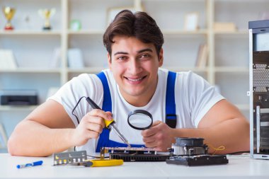 Tecrübeli teknikler tarafından bilgisayar donanımı onarımı ve onarımı