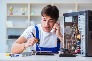 Tecrübeli teknikler tarafından bilgisayar donanımı onarımı ve onarımı