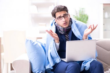 Hasta işadamı grip nedeniyle evden çalışıyor.