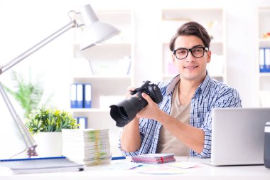 Kamerasıyla çalışan genç bir fotoğrafçı.