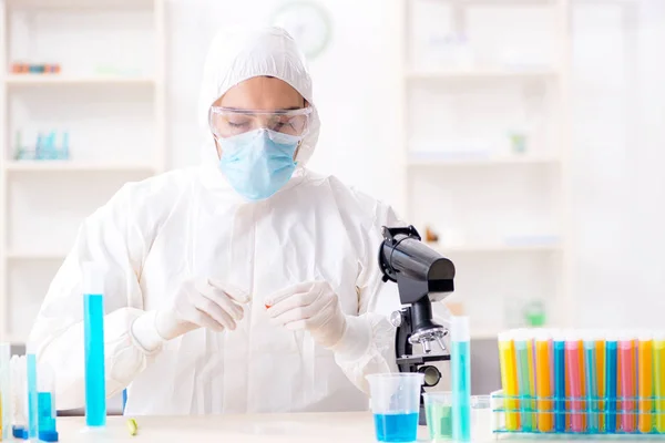 Jovem estudante de química que trabalha em laboratório em produtos químicos — Fotografia de Stock