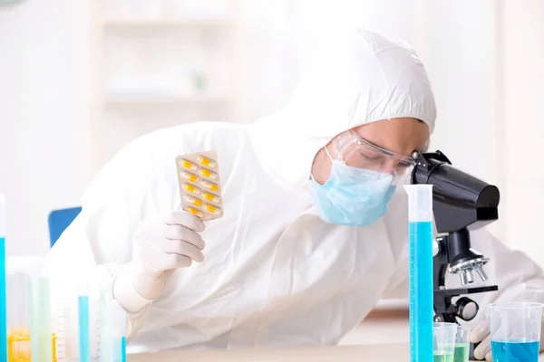 Lab assistent in drug synthese concept — Stockfoto