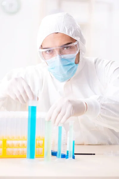 Joven estudiante de química trabajando en laboratorio sobre productos químicos —  Fotos de Stock