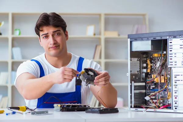 Reparação de hardware de computador e conceito de fixação por techn experiente — Fotografia de Stock