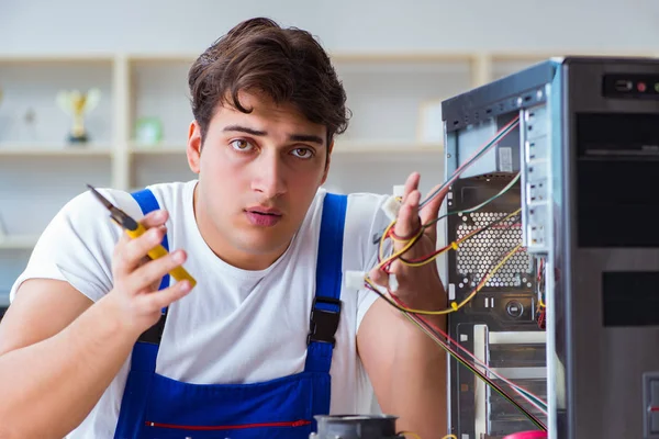 Reparação de hardware de computador e conceito de fixação por techn experiente — Fotografia de Stock