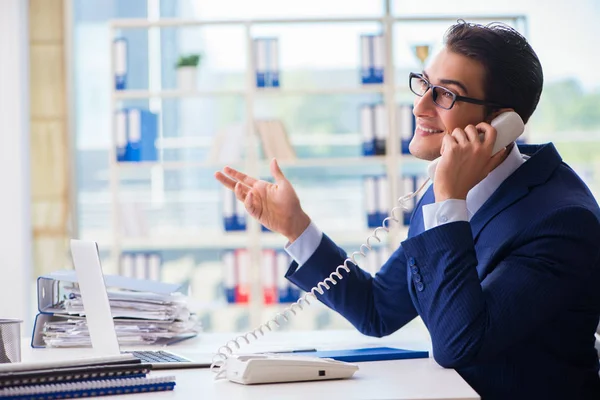 Pracownik firmy rozmawia przez telefon biurowy — Zdjęcie stockowe