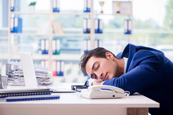 Jovem e bonito empresário empregado trabalhando no escritório na mesa — Fotografia de Stock