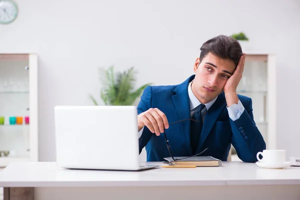 Jovem e bonito empresário empregado trabalhando no escritório na mesa — Fotografia de Stock