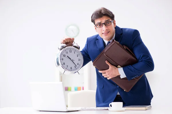 Empregado empresário em conceito de urgência e prazo com alarme — Fotografia de Stock