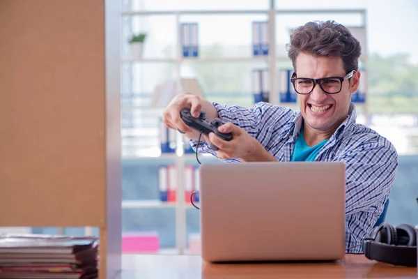 Viciado Gamer jogar jogos de computador em casa — Fotografia de Stock