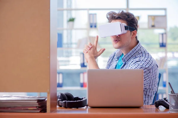 Νεαρός που παίζει ηλεκτρονικό παιχνίδι με γυαλιά εικονικής πραγματικότητας — Φωτογραφία Αρχείου