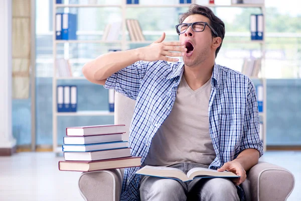 Studerande läser böcker och förbereder sig för tentamen i biblioteket — Stockfoto