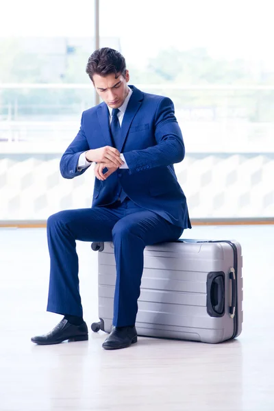 Zakenman wacht op zijn vlucht op de luchthaven — Stockfoto