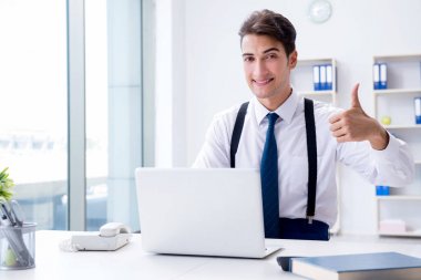 Genç ve şık bir işadamı ofiste çalışıyor.