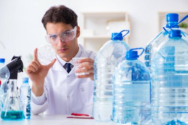 Laboratuvar asistanı su kalitesini test ediyor