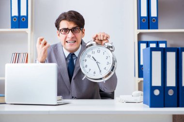 Acil ve son teslim tarihi olan bir iş adamı olan alarmlı saat.