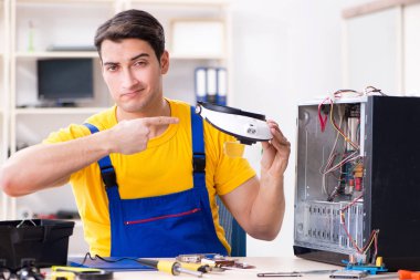 Bilgisayar tamir teknisyeni donanımı tamir ediyor