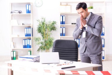 Adli tıp dedektifi suç mahallinde.